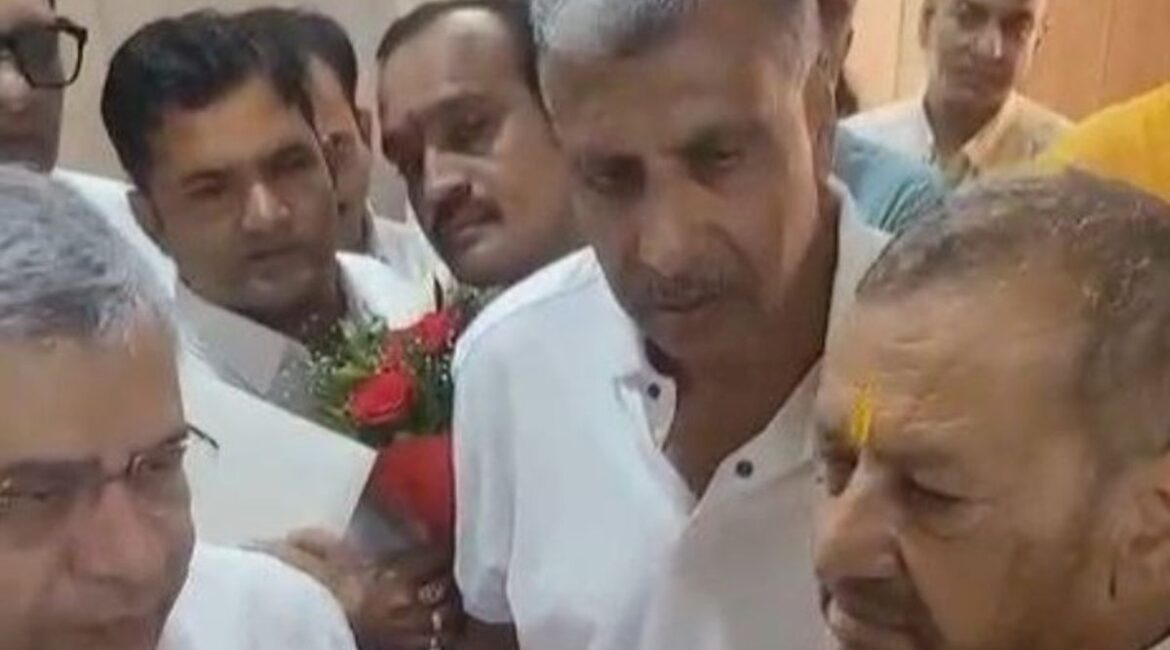 श्रीसंघ सभा ने की पालिताणा के लिए ट्रेन की मांग:बोले- यहां जैन समाज के प्रमुख तीर्थ; ज्ञापन भी सौंपा श्रीसंघ सभा ने की पालिताणा के लिए ट्रेन की मांग:बोले- यहां जैन समाज के प्रमुख तीर्थ; ज्ञापन भी सौंपा