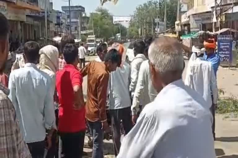 डंपर ने बाइक सवारों को कुचला, एक परिवार के चार लोगों की मौत, गुस्साए ग्रामीणों ने जाम की सड़क