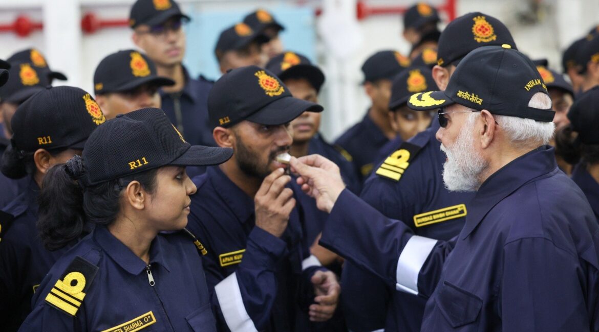 PM मोदी ने जवानों के साथ मनाई खास दिवाली! “समुद्र की गहराई और सूर्योदय का दृश्य मेरी दिवाली को कई मायनों में यादगार