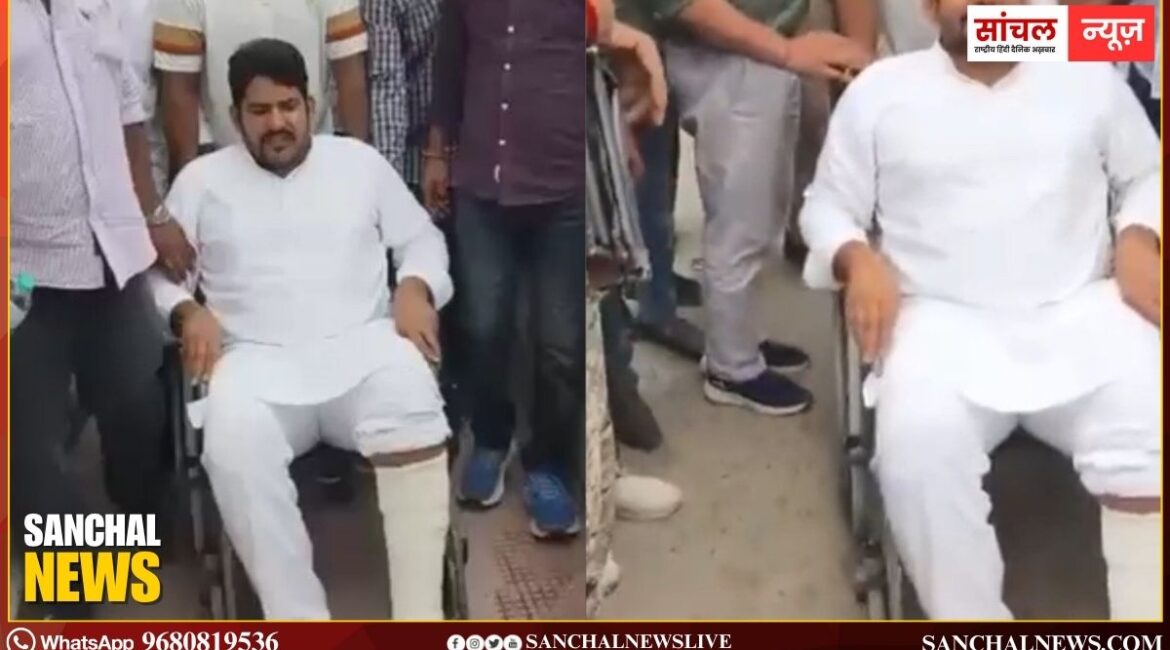 प्रदर्शन के दौरान विधायक मुकेश भाकर का पैर फ्रैक्चर, पुलिस व प्रदर्शनकारी हुए आमने सामने