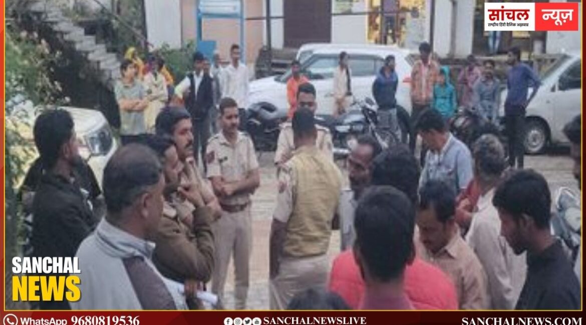 स्कूल बस से कुचलकर एक छात्र की मौत पर भारी हंगामा; हॉस्पिटल के बाहर प्रदर्शन, करणी सेना की मांग और धमकी