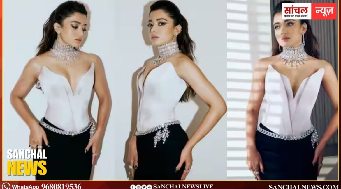 व्हाइट ऑफ शोल्डर टॉप और ब्लैक स्कर्ट में रश्मिका मंदाना ने दिए सिजलिंग पोज, एक्ट्रेस ग्लैमरस लुक में कहर ढहाती हुई नजर आई, तस्वीरें कर देंगी घायल
