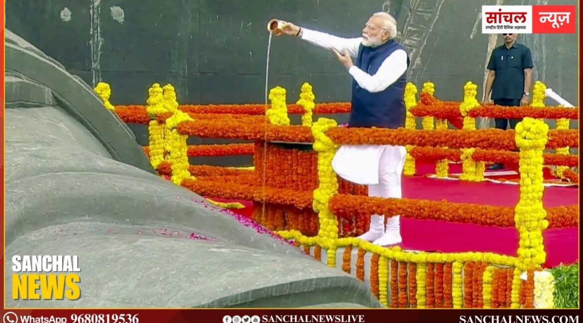 पीएम मोदी की लौह पुरुष सरदार पटेल को श्रद्धांजलि, उपस्थित लोगों को उन्होंने एकता की शपथ दिलाई पीएम मोदी की लौह पुरुष सरदार पटेल को श्रद्धांजलि, उपस्थित लोगों को उन्होंने एकता की शपथ दिलाई