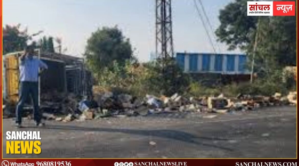 अंग्रेजी शराब से भरी तेज रफ्तार बोलेरो पिकअप सड़क किनारे पलटी: स्थानीय लोग उठाकर ले जाने लगे शराब की बोतलें