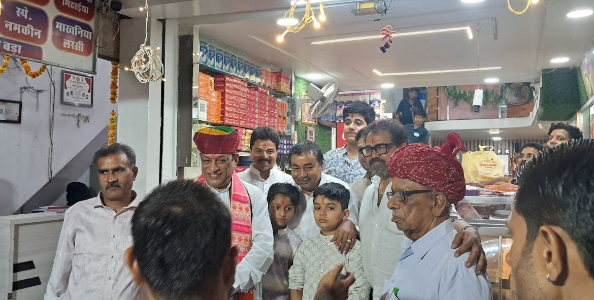 केबिनेट मंत्री कुमावत ने सड़कों पर पैदल घूम-घूमकर व्यपारियो को दी दिवाली की बधाई, व्यपारियो ने गले मिल किया स्वागत