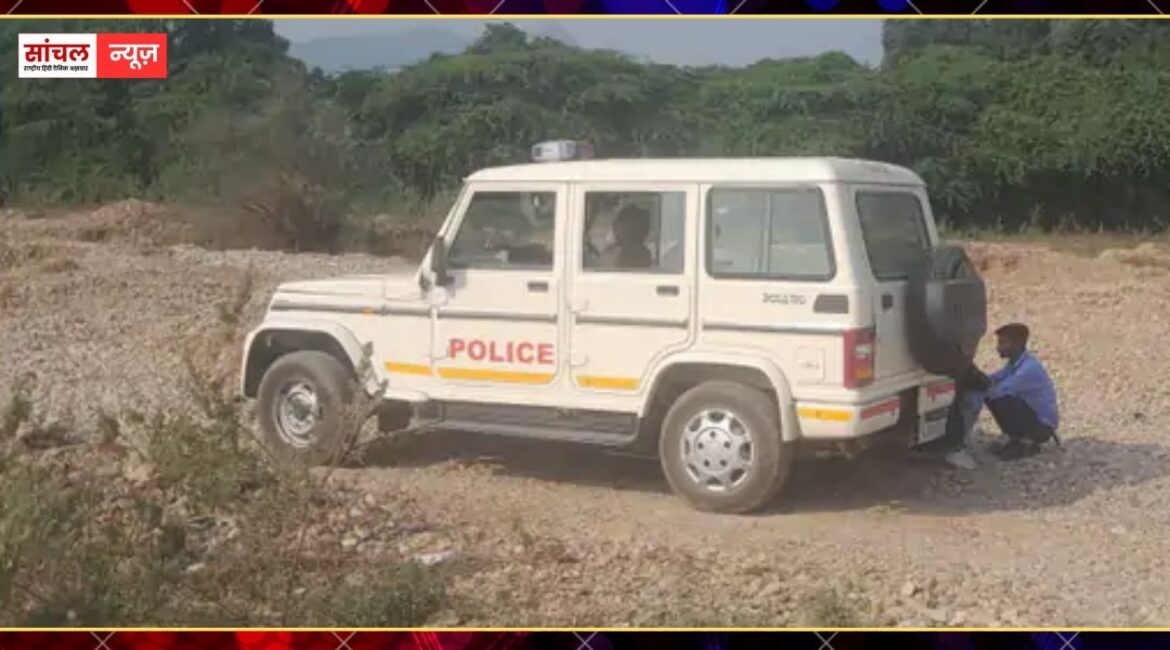 बातों में लगाकर मंदिर के बाहर श्रद्धालु से रुपयों से भरा बैग लूटा, झाड़ियों का फायदा उठाकर फरार हुए