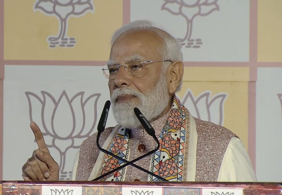 बिहार में प्रचंड जीत के बाद PM मोदी ने भरी हुंकार; दिल्ली में बीजेपी हेडक्वार्टर पहुंचते ही पीएम मोदी ने बिहारी स्टाइल में गमछा घुमाते हुए मजबूत संदेश