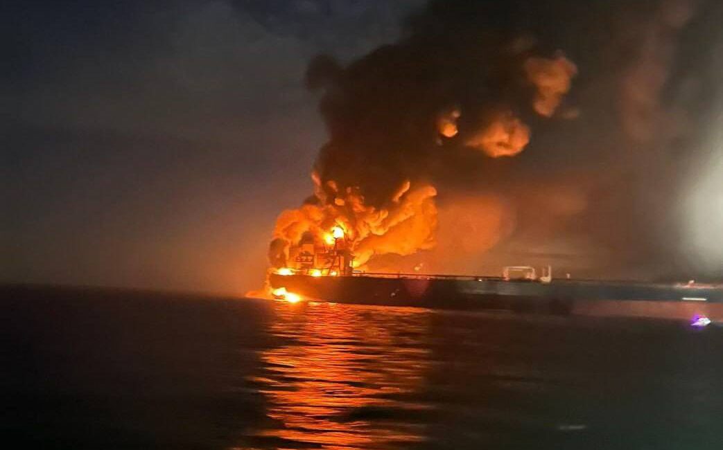 चिल्लाए क्रू मेंबर, धू-धू कर जल गया जहाज; ब्लैक सी में रूस के शैडो फ्लीट टैंकर पर हुआ ड्रोन अटैक