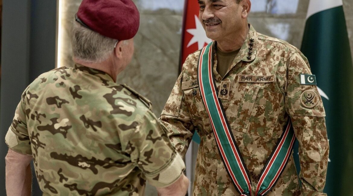 आसिम मुनीर को तीनों सेनाओं-परमाणु हथियारों की कमान, CDF का संभाला पदभार; सेना पर सरकार का नियंत्रण घटा