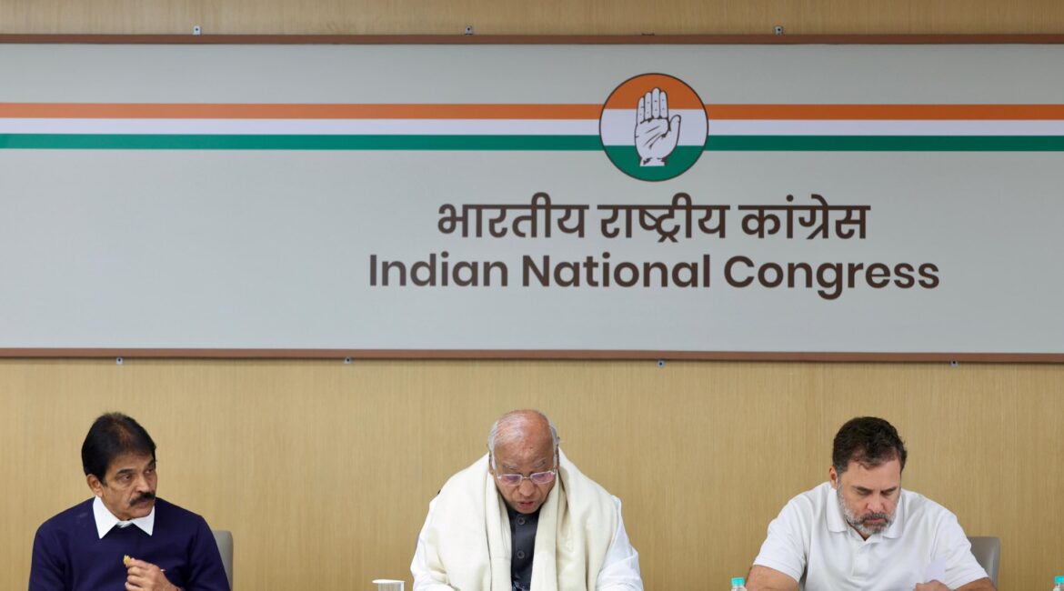 दिल्ली में बड़ी रैली की तैयारी, SIR के खिलाफ कांग्रेस की बैठक, राहुल गांधी ने कहा कि राजनीतिक रूप से एसआईआर का मुकाबला करेंगे