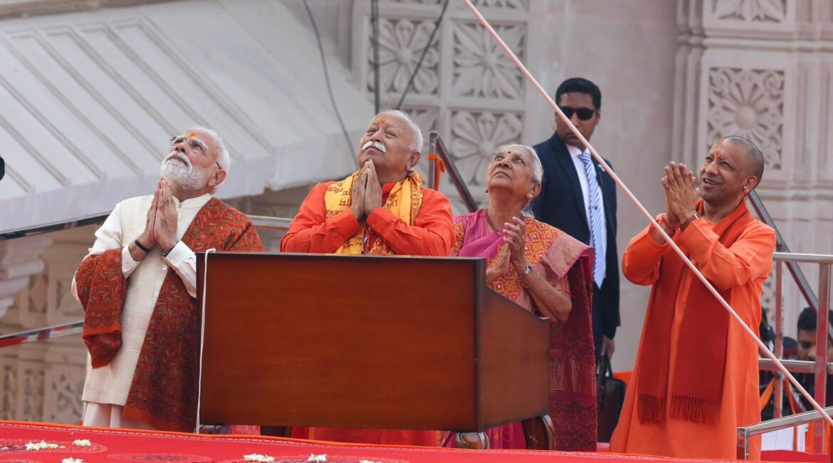 राम मंदिर के शिखर पर पीएम मोदी ने फहराया धर्म ध्वज! देखें शानदार तस्वीरें