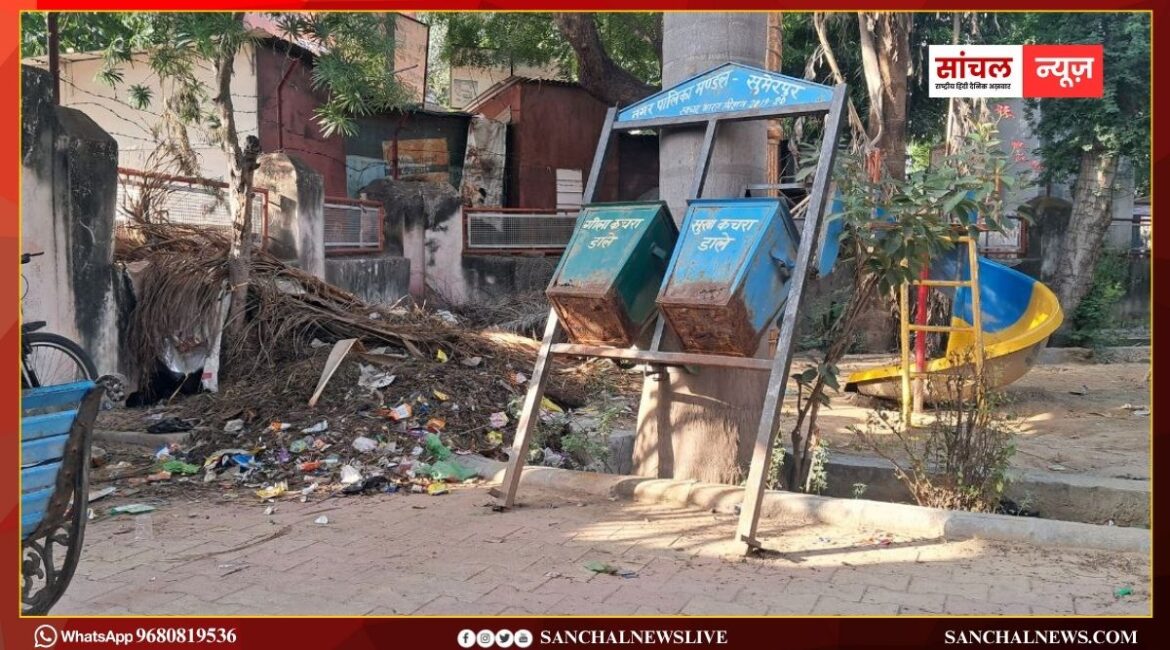 सुमेरपुर नगर पालिका पार्कों के रख रखाव में लापरवाह:पार्कों में गंदगी का आलम… कहीं कचरा तो कहीं शराब की बोतले, झूले-कुर्सियां भी टूटीं