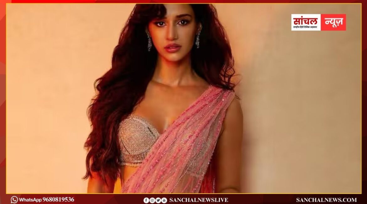 दिशा पटानी की तरह डिजाइन ब्लाउज संग पहले रेडी टू वियर साड़ी दिशा पटानी की तरह डिजाइन ब्लाउज संग पहले रेडी टू वियर साड़ी