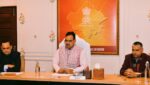 मुख्यमंत्री ने ली राजस्व से संबंधित विभागों की समीक्षा बैठक, ओवरलोडेड वाहनों और अवैध शराब के खिलाफ कार्रवाई हो तेज