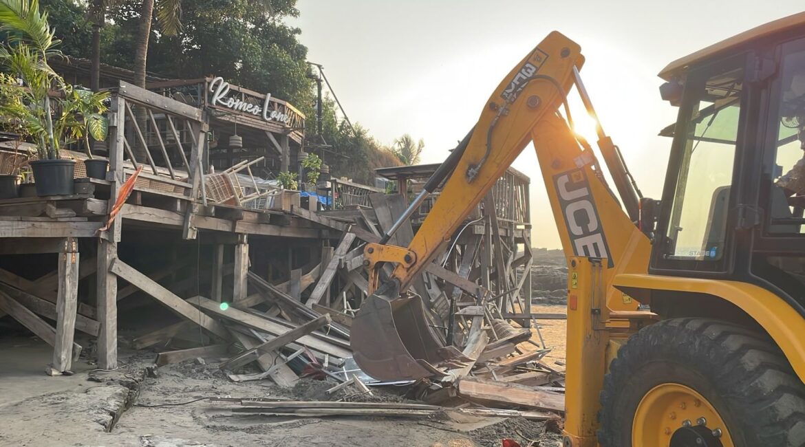 लूथरा ब्रदर्स के क्लब पर चला बुलडोजर, गोवा में 25 लोगों की मौत के मामले में सरकार का बड़ा एक्शन