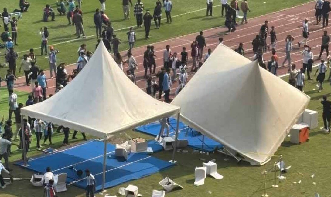 कोलकाता में स्टेडियम में फेंकी कुर्सियां और बोतलें, मेसी के फैंस का बवाल. चेहरा तक नहीं दिखा