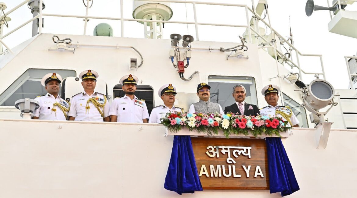 तटरक्षक बल में शामिल हुआ जहाज ‘अमूल्य’, तस्करी रोकने और प्रदूषण नियंत्रण जैसे अहम कार्यों में मजबूत तटरक्षक बल में शामिल हुआ जहाज ‘अमूल्य’, तस्करी रोकने और प्रदूषण नियंत्रण जैसे अहम कार्यों में मजबूत