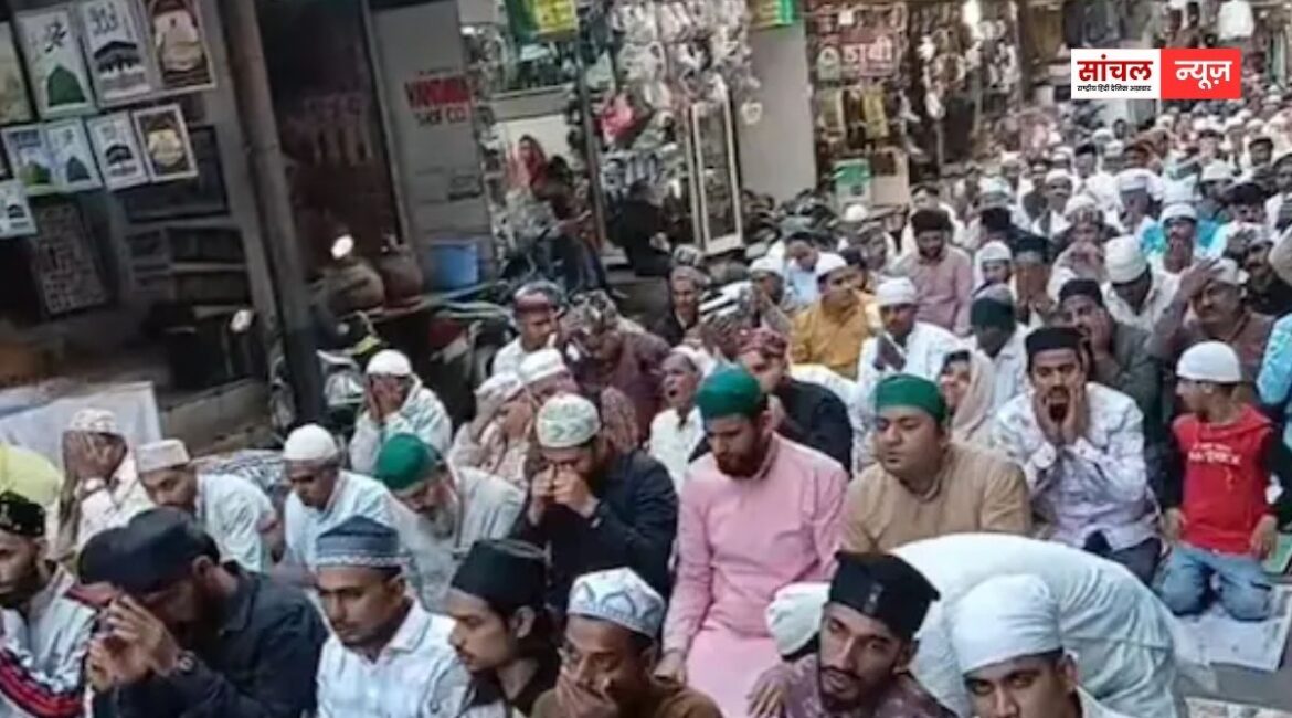 जुम्मे की नमाज के बाद अजमेर दरगाह जुम्मे की नमाज के बाद अजमेर दरगाह जैसी स्थिति, भागते हुए नजर जायरीन; पुलिस ने संभाला मोर्चा जुम्मे की नमाज के बाद अजमेर दरगाह जुम्मे की नमाज के बाद अजमेर दरगाह जैसी स्थिति, भागते हुए नजर जायरीन; पुलिस ने संभाला मोर्चा