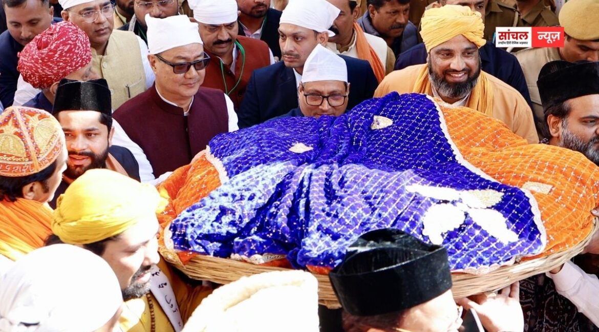 दरगाह पर पेश हुई प्रधानमंत्री नरेंद्र मोदी की ओर से भेजी चादर, 814वें उर्स पर पारंपरिक दस्तारबंदी से हुआ स्वागत, क‍िरेन र‍िज‍िजू ने क्‍या मांगी दुआ