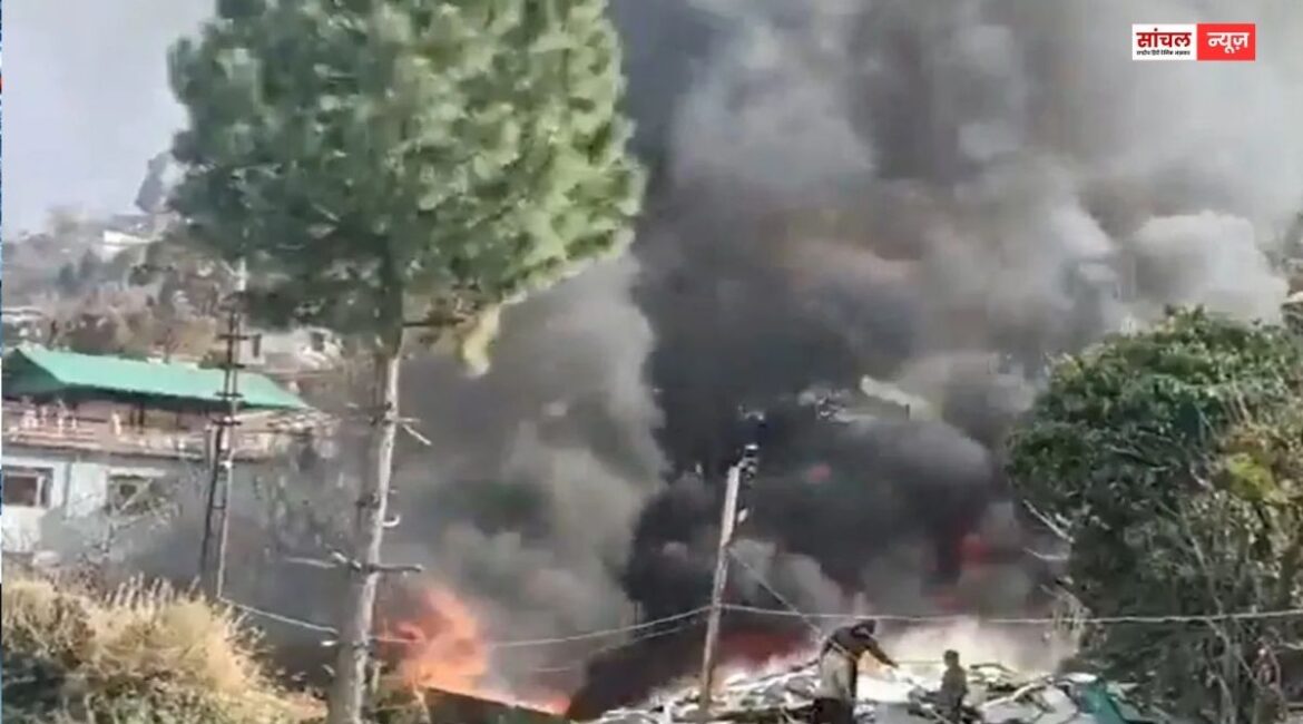 उत्तराखंड : ज्योर्तिमठ में सेना कैंप में लगी अचानक आग, जवानों के साथ फायर सर्विस की टीम बुझाने में जुटी उत्तराखंड : ज्योर्तिमठ में सेना कैंप में लगी अचानक आग, जवानों के साथ फायर सर्विस की टीम बुझाने में जुटी