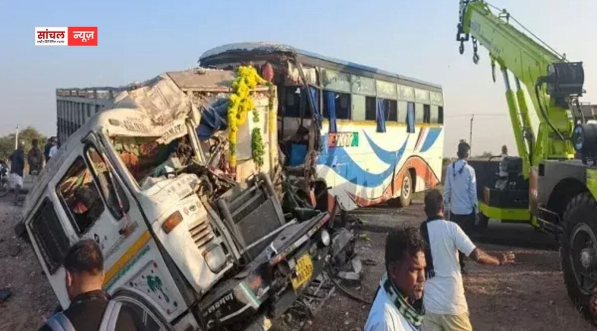 बाबा रामदेव के दर्शन कर लौट रही बस की ट्रक से भीषण टक्कर, हादसे में 4 लोगों की मौत