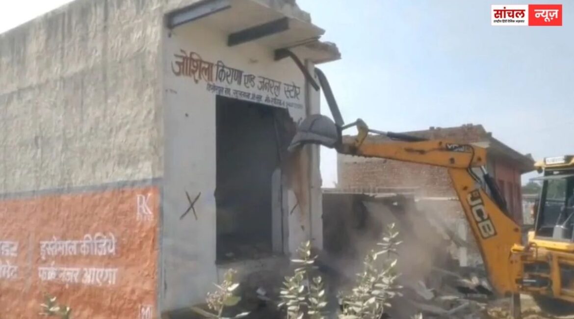 झुंझुनूं के सुलताना कस्बे में अवैध अतिक्रमणों पर बुलडोजर एक्शन से मचा हड़ंकप, आरटीआई कार्यकर्ता की याचिका पर हुआ एक्शन, 9 थानों की पुलिस रही तैनात