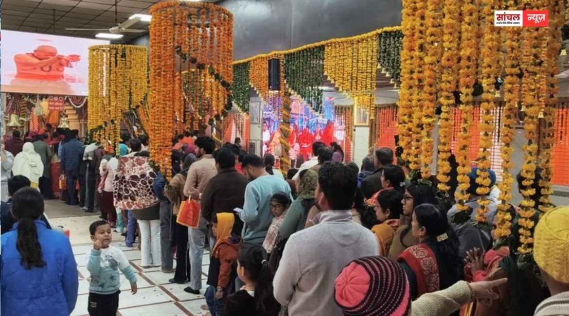 देवभूमि उत्तराखंड में नए साल पर मंदिरों में उमड़ी भीड़, रात में आतिशबाजी के साथ जश्न मनाया, सीएम धामी ने दी बधाई