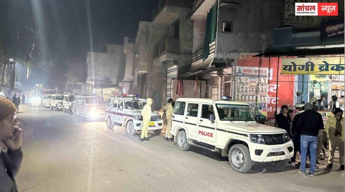 कुख्यात हिस्ट्रीशीटर को पकड़ने पहुंची पुलिस पर फायरिंग, अंधेरे का फायदा उठाकर कार छोड़कर भागा आरोपी, जिले में नाकाबंदी