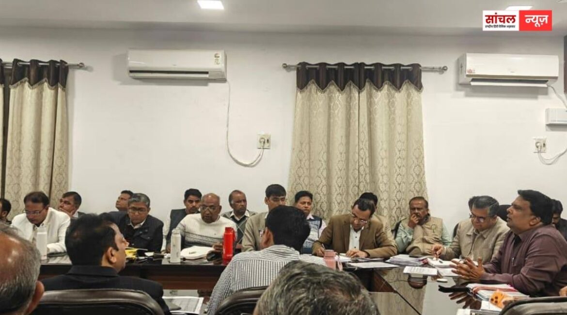 जिला कलक्टर एलएल मंत्री ने ली  जिला स्तरीय अधिकारियों व ब्लॉक लेवल अधिकारियों के साथ समीक्षा बैठक