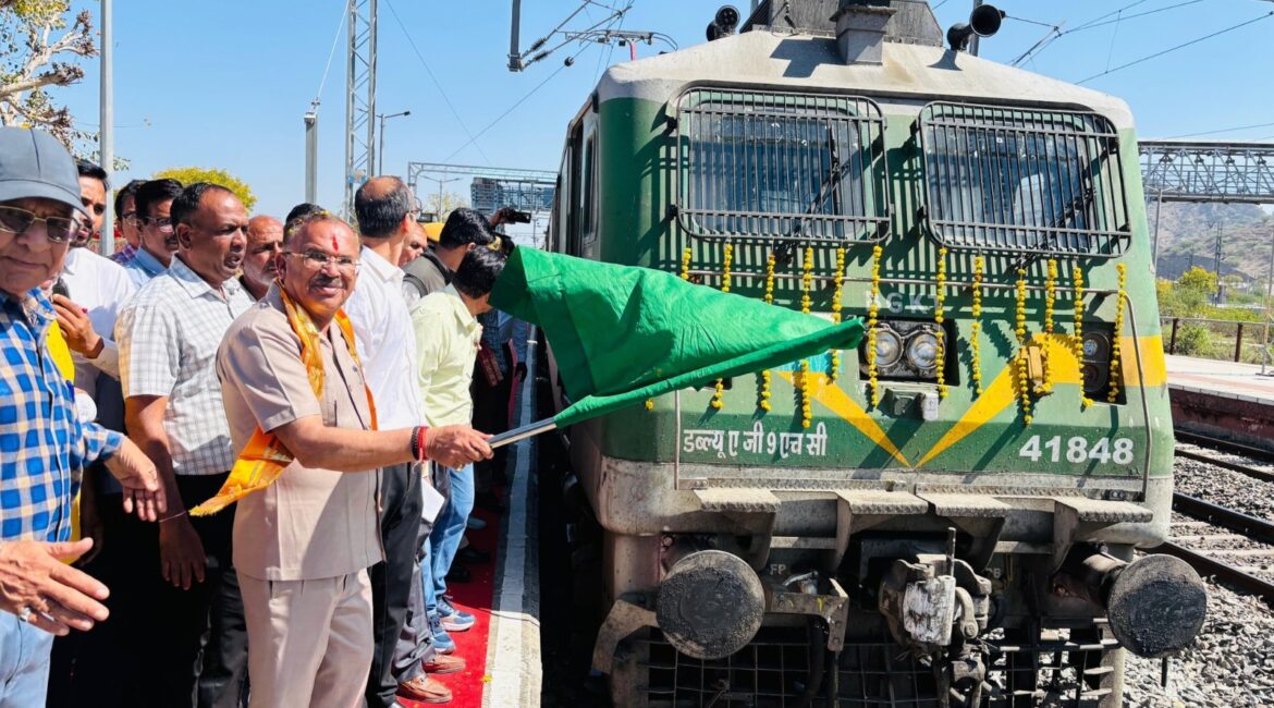 विधानसभा अध्यक्ष देवनानी ने दिखाई तिरूपति तीर्थ जाने वाली ट्रेन को हरी झंडी
