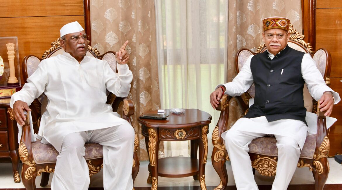 राज्यपाल बागडे से हिमाचल प्रदेश के राज्यपाल  श्री शिव प्रताप शुक्ल की शिष्टाचार भेंट