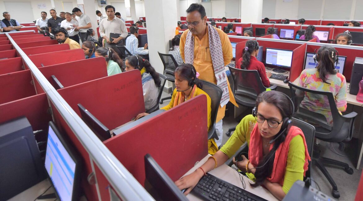 राजस्थान संपर्क हेल्पलाइन 181 पर पहुंचे मुख्यमंत्री भजनलाल शर्मा