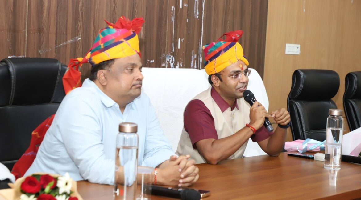 नवपदस्थापित जिला कलक्टर डॉ गोस्वामी ने कार्यभार ग्रहण किया, निर्वतमान कलक्टर एलएन मंत्री को दी विदाई