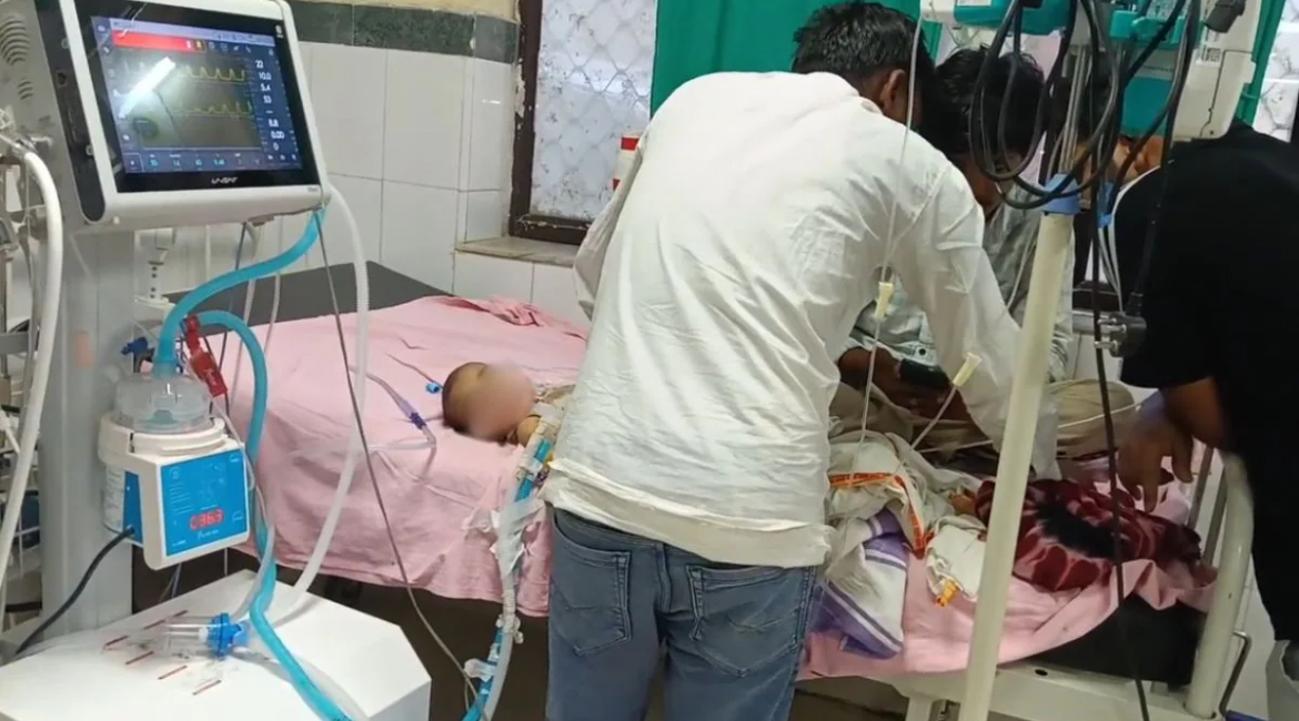 8 महीने की मासूम को तेजाब पिलाने का आरोप, दो दिन जिंदगी से लड़ने के बाद बच्ची ने तोड़ा दम 8 महीने की मासूम को तेजाब पिलाने का आरोप, दो दिन जिंदगी से लड़ने के बाद बच्ची ने तोड़ा दम