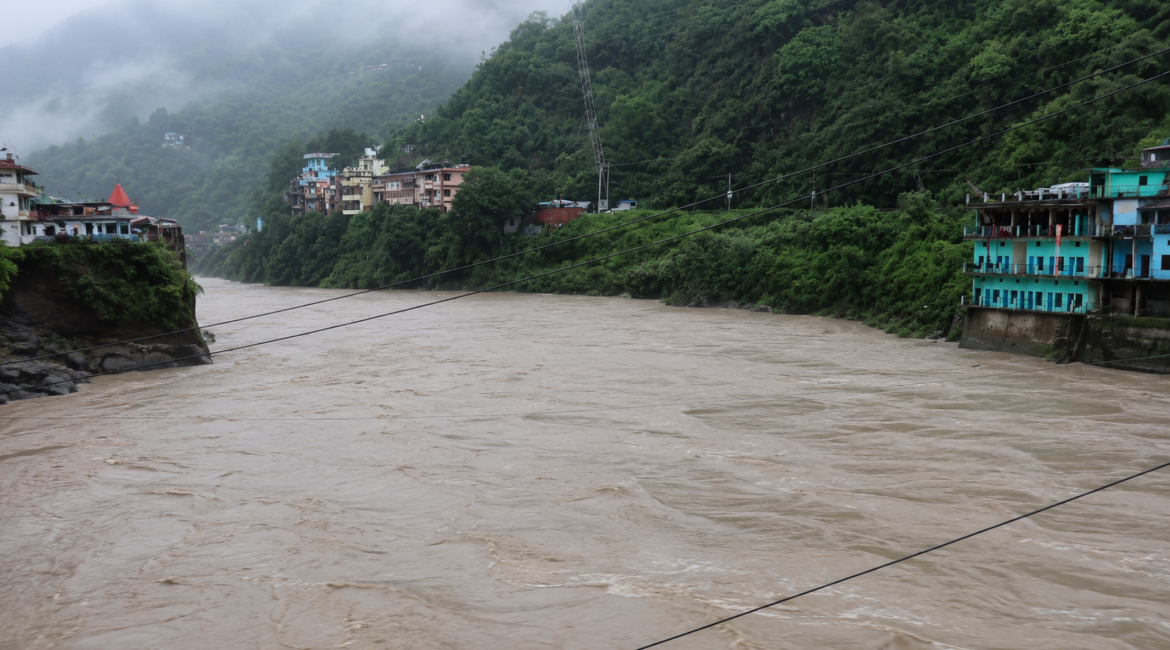 रुद्रप्रयाग में उफान पर अलकनंदा, खतरे के निशान के करीब पहुंचा जलस्तर; घाट और शिव प्रतिमा जलमग्न रुद्रप्रयाग में उफान पर अलकनंदा, खतरे के निशान के करीब पहुंचा जलस्तर; घाट और शिव प्रतिमा जलमग्न