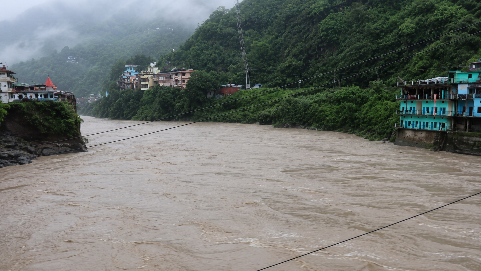 रुद्रप्रयाग में उफान पर अलकनंदा, खतरे के निशान के करीब पहुंचा जलस्तर; घाट और शिव प्रतिमा जलमग्न