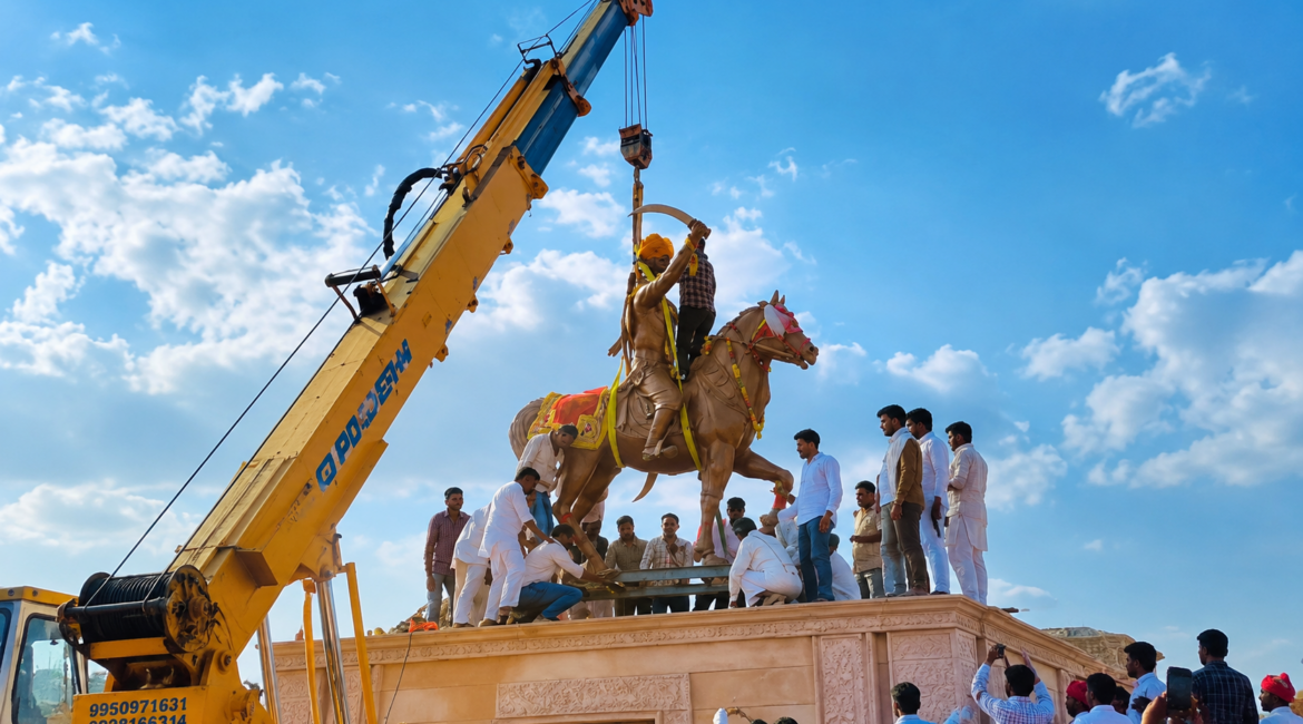 रुण में श्रद्धा का महासंगम: श्री सिंहड़देव भोमियाजी महाराज की अष्टधातु अश्वरोही प्रतिमा की प्राण-प्रतिष्ठा संपन्न, हजारों श्रद्धालुओं ने लिए दर्शन