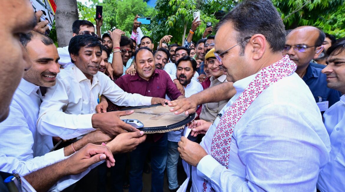 मुख्यमंत्री भजनलाल शर्मा ने कैम्प कार्यालय में आमजन और कार्यकर्ताओं से की मुलाकात