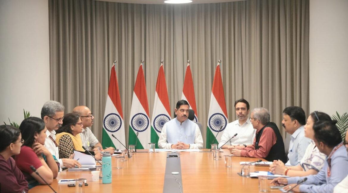 धर्मेंद्र प्रधान के इस्तीफे के बाद प्रह्लाद जोशी को शिक्षा मंत्रालय का अतिरिक्त प्रभार