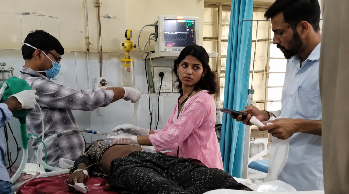 कोजरा नदी में अचेत मिली अज्ञात युवती, गंभीर हालत में सिरोही ट्रॉमा सेंटर रेफर; पहचान में जुटी पुलिस कोजरा नदी में अचेत मिली अज्ञात युवती, गंभीर हालत में सिरोही ट्रॉमा सेंटर रेफर; पहचान में जुटी पुलिस