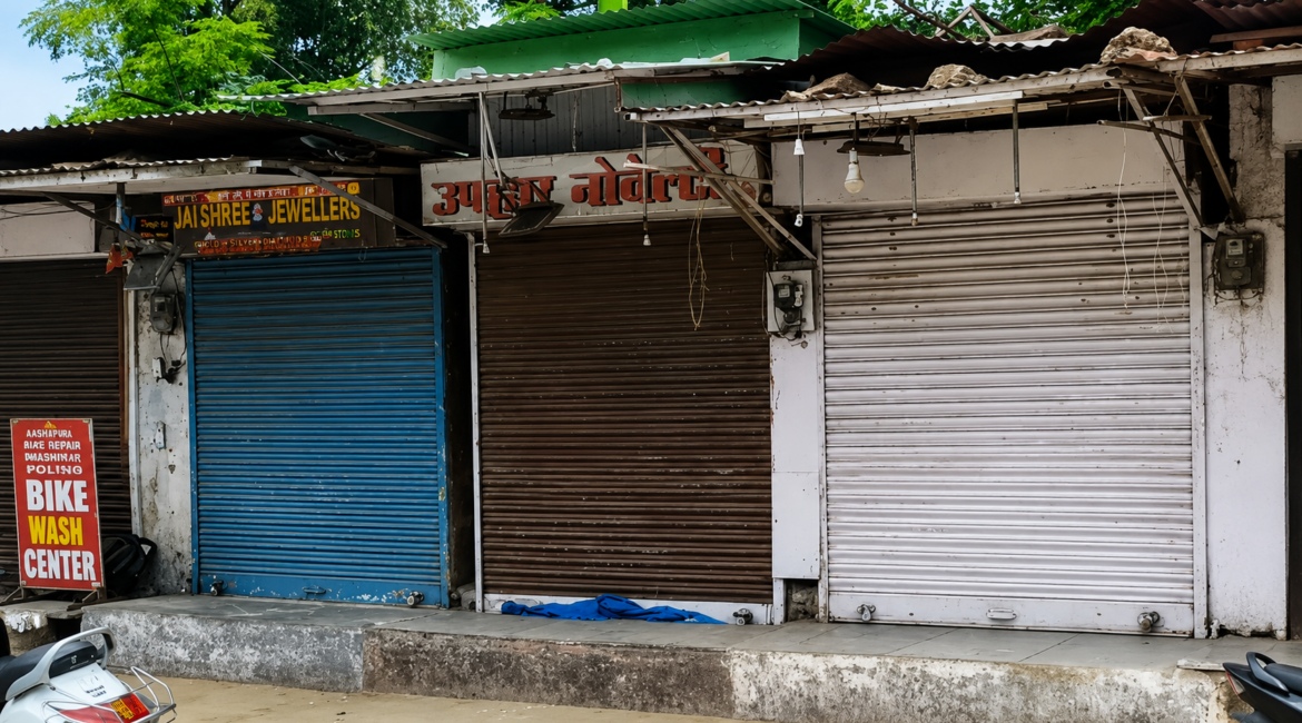 माउंट आबू में पालिका की कार्रवाई के विरोध में बाजार बंद, चार दुकानें सील होने से व्यापारियों में रोष