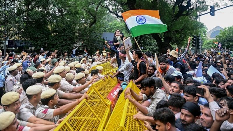 CJP प्रदर्शन: इंटरनेट बंद, 480 सोशल मीडिया हैंडल ब्लॉक, फास्ट ट्रैक कोर्ट की घोषणा पर तेज हुई सियासत CJP प्रदर्शन: इंटरनेट बंद, 480 सोशल मीडिया हैंडल ब्लॉक, फास्ट ट्रैक कोर्ट की घोषणा पर तेज हुई सियासत