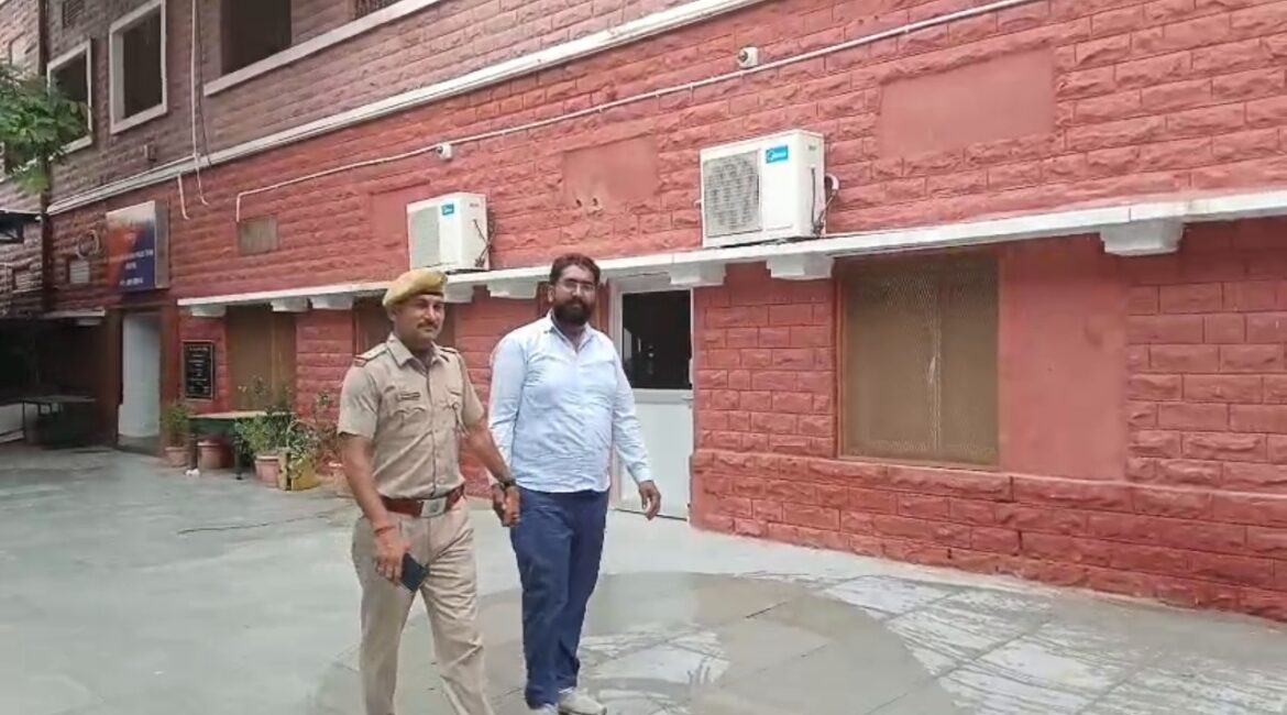 डेढ़ साल बाद रेलवे स्टेशन से बाइक चोरी का खुलासा: नागौर का शातिर चोर गिरफ्तार, चोरी की मोटरसाइकिल बरामद